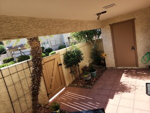 Exterior detail - Beautiful, remodeled, furnished, 2/2 condo in Phoenix / Paradise Valley AZ.  (Phoenix)