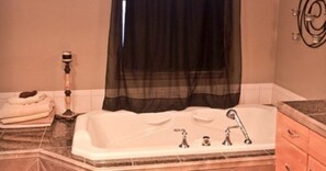 Ducha, secador de pelo, toallas, jabón