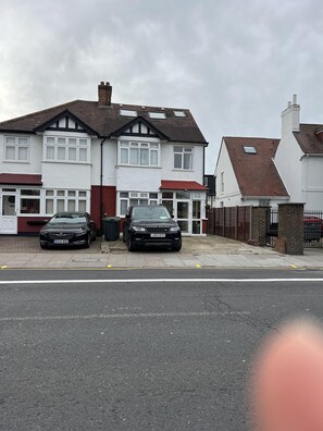 Exterior - South London Single Bedroom in Mitcham (Mitcham)