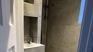 A bathroom with a shower, toilet, and sink. - South London Single Bedroom in Mitcham (Mitcham)