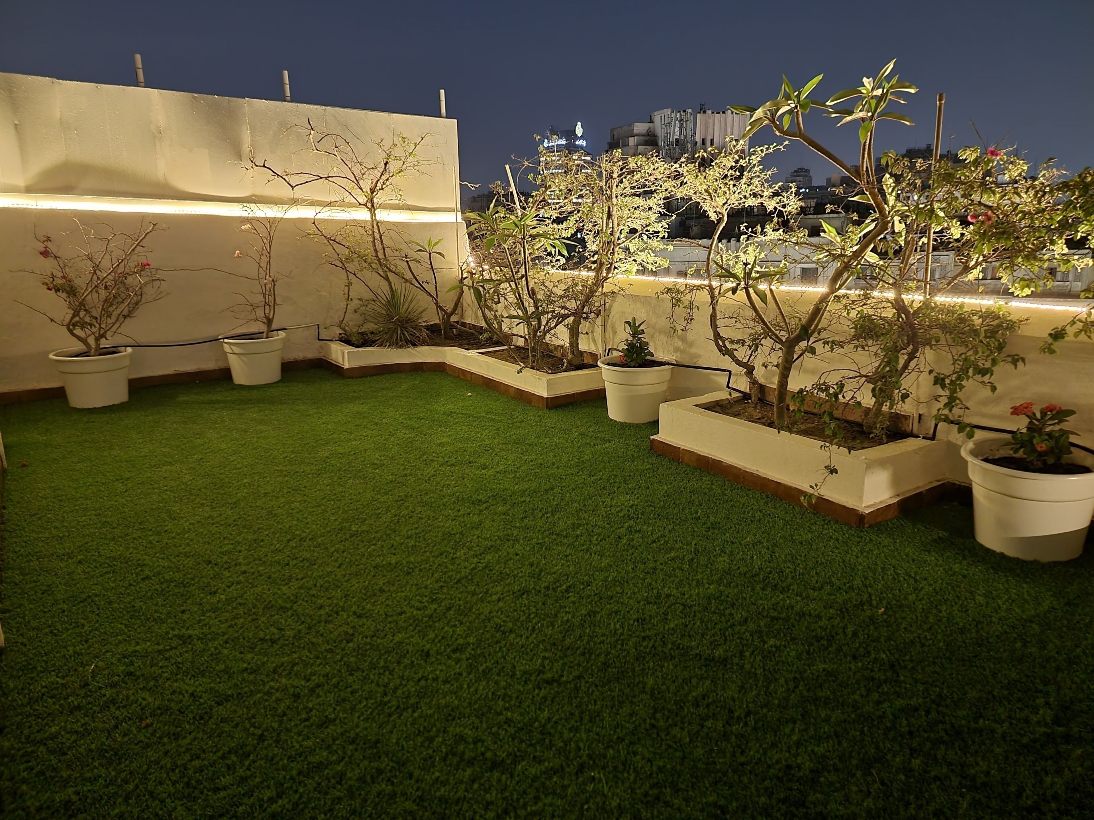 ميني بار ومكتب ومساحة عمل للكمبيوتر المحمول ومكواة/لوح كي