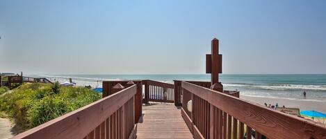 Plage, chaises longues, serviettes de plage