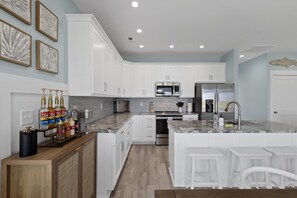 Réfrigérateur, four à micro-ondes, un four, surface de cuisson