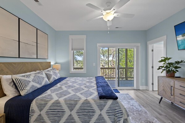 4 bedrooms, iron/ironing board, free WiFi, bed sheets - Modern Sound Front Townhome 1 mile to Surf City Pier - Golf Cart & Beach Access! (Surf City)