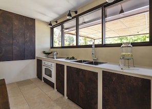 Frigorifero, microonde, forno, piano cottura