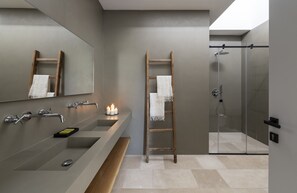 Shower, hair dryer, bidet, towels - Finamore - Panoramic villa with sea view, pool, forest, 4-5 bedrooms, Monopoli (Cozzana)