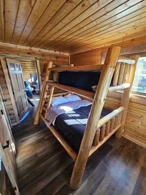 2 bedrooms, desk, WiFi, bed sheets