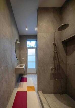 S èche-cheveux, bidet, serviettes fournies, savon