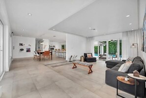 Living area - Amazing pool home by Aventura! (Miami)