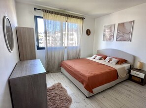 1 slaapkamer, een strijkplank/strijkijzer, gratis wifi, beddengoed