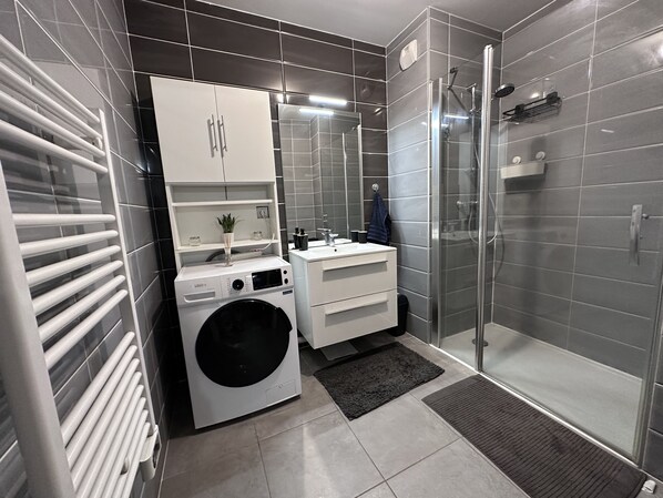 Shower, hair dryer, towels, soap - Bel Appartement Entier à 5mn de Metz (Le Ban-Saint-Martin)