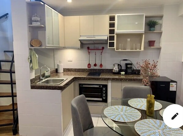 Kühlschrank, Mikrowelle, Ofen, Herdplatte