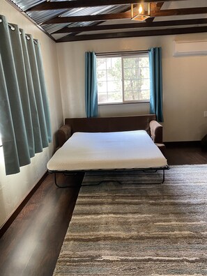 2 quartos, escrivaninha, ferros/tábuas de passar roupa, berço de viagem
