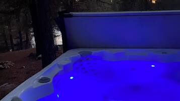 Tina de hidromasaje al aire libre