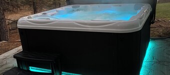 Cozy home with HOT TUB, River View & Fire Pit!