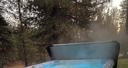 Cozy home with HOT TUB, River View & Fire Pit!