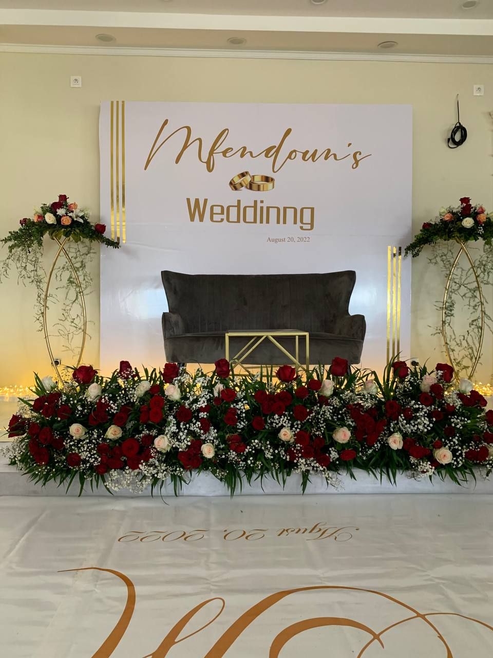 Un escenario de boda con un fondo que dice 'Mendoun's Wedding' y la fecha '20 de agosto de 2022'.