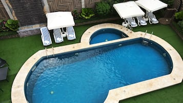 Udendørs pool, åben fra kl. 10.00 til kl. 19.00, parasoller, liggestole