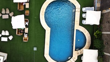 Außenpool, geöffnet von 10:00 Uhr bis 19:00 Uhr, Sonnenschirme