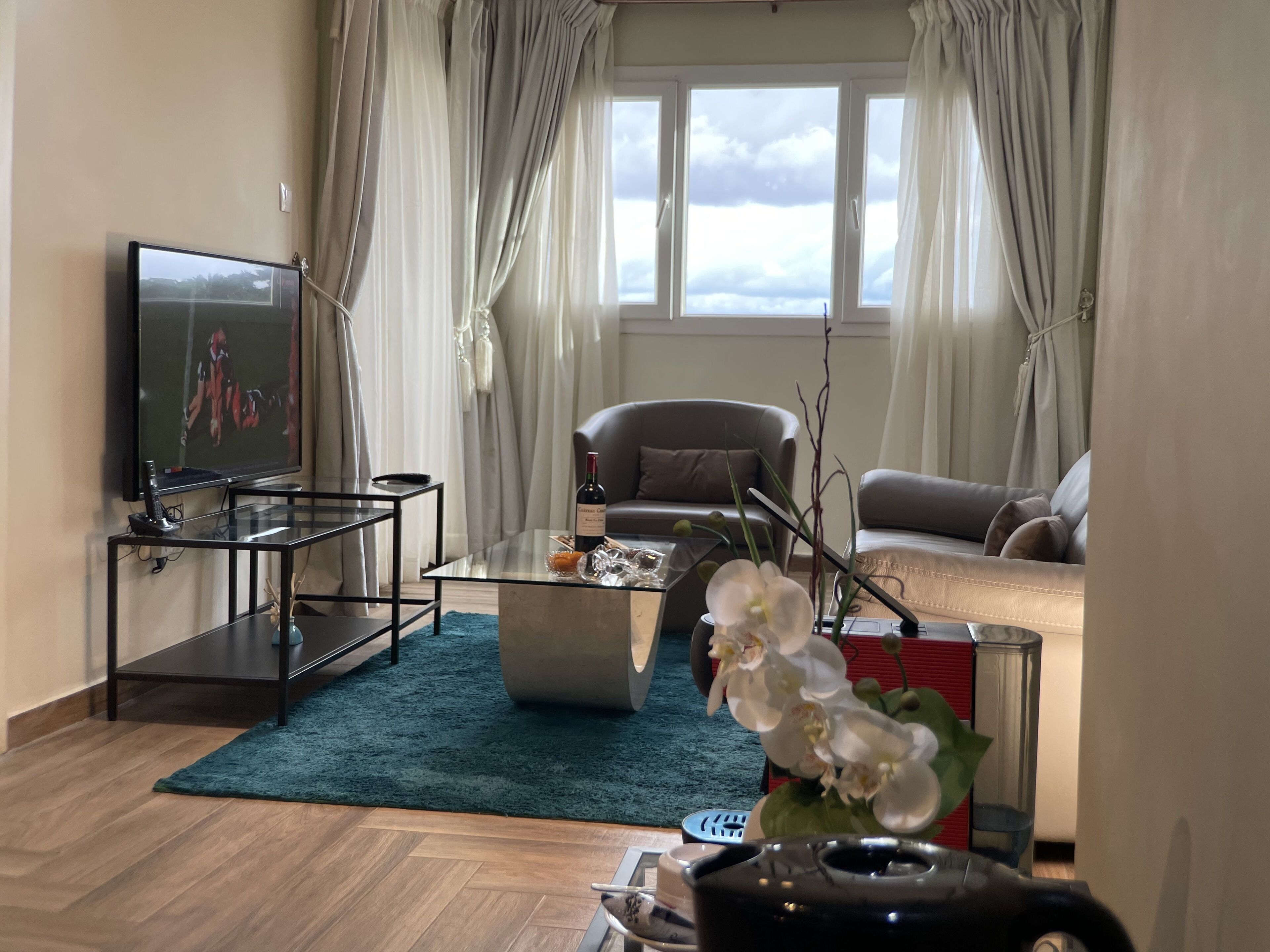 Suite Familiale | Coin séjour | TV connectée de 52 pouces avec chaînes par câble