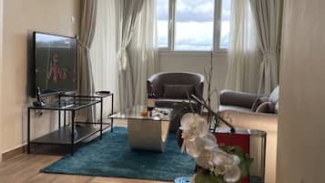 Suite Familiale | Coin séjour | TV connectée de 52 pouces avec chaînes par câble