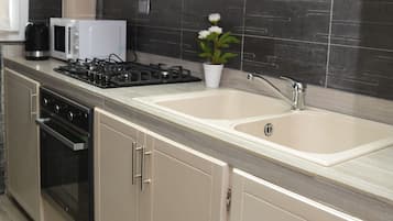 Family Suite | Private kitchen | Mini-fridge, microwave, coffee/tea maker, electric kettle