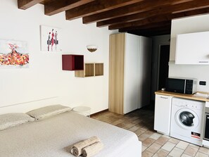 WiFi, bed sheets