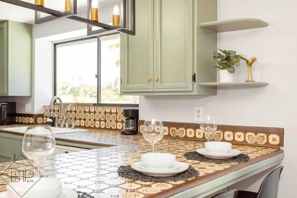 Fridge, microwave, oven, stovetop - Relaxing Getaway at the Retreat in French Valley (Murrieta)