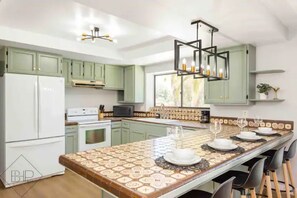 Fridge, microwave, oven, stovetop - Relaxing Getaway at the Retreat in French Valley (Murrieta)