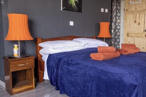 1 habitación, tabla de planchar con plancha, wifi gratis y ropa de cama