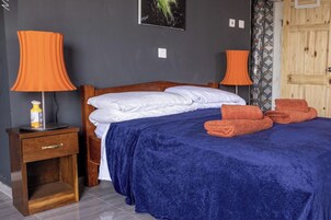 1 habitación, tabla de planchar con plancha, wifi gratis y ropa de cama