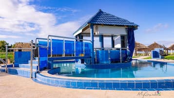 Studio | Pool