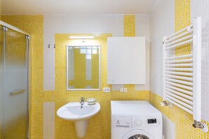 Shower, hair dryer, bidet, towels - Orsola Comfort House (Naples)