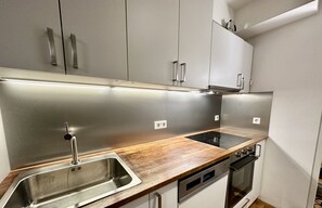 Fridge, microwave, oven, stovetop - Green Paradise & Cozy Retreat Salzburg with free parking (Salzburg)