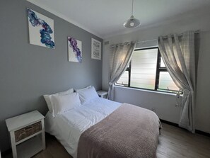 2 عدّة غرف نوم ومكواة/لوح كي وواي فاي وملاءات أسرّة