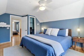 4 bedrooms, desk, iron/ironing board, travel cot