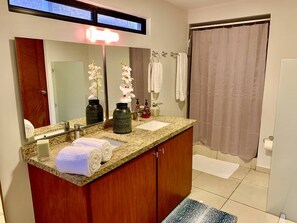 Shower, towels, soap, shampoo - Centrally located, spacious, new and equipped! Car rental. (Cancún)