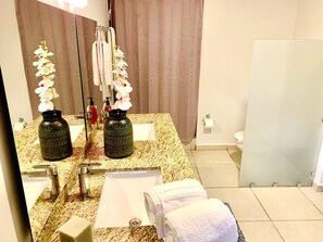 Dusj, håndklær, såpe og sjampo