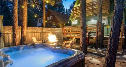 Cozy Cabin with Hot Tub, Fireplace & Fenced Yard