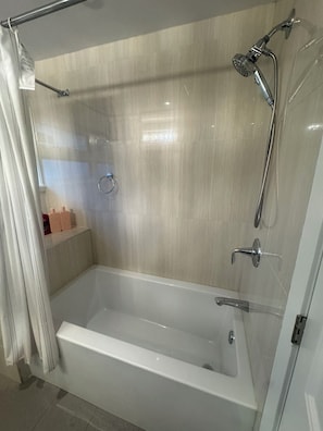 Hair dryer, towels, soap, shampoo - Residence by Queen Elizabeth Park (Vancouver)
