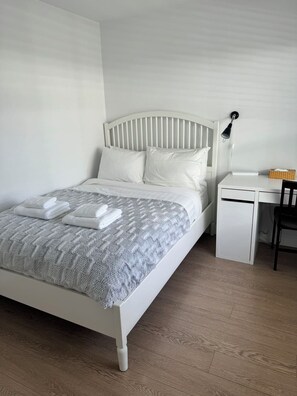 3 habitaciones, tabla de planchar con plancha, cuna de viaje y wifi