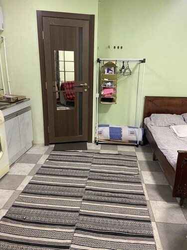 24-hour service 
Arriving any time
Pets allowed 
Private entrance and bathroom.