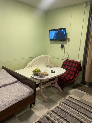 1 dormitorio, tabla de planchar con plancha, wifi y ropa de cama