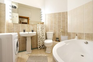 Secador de cabelo, toalhas de banho, sabonete, shampoo