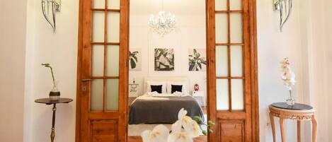 1 dormitori, escriptori, planxa i posts de planxar i wifi