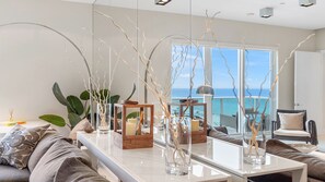 Smart-TV, Videospiele, DVD-Player, Tischfußball