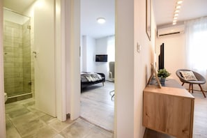 2 habitaciones, escritorio, tabla de planchar con plancha y wifi