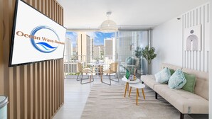 Een moderne woonkamer met een bank, een salontafel en een eethoek met stoelen.