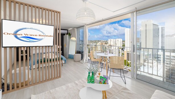 Een modern appartement met een groot balkon, een televisiescherm en uitzicht over de stad.