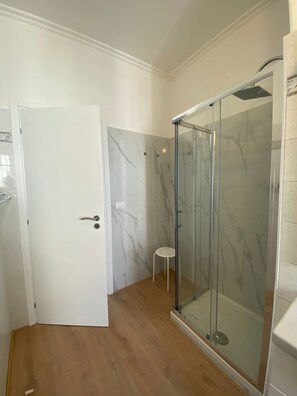 Ducha, secador de pelo, bidet, toallas